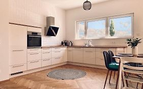 Modernes Apartment am See mit Terrasse